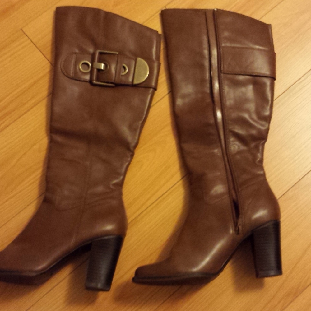 Decorative brown boots size 8